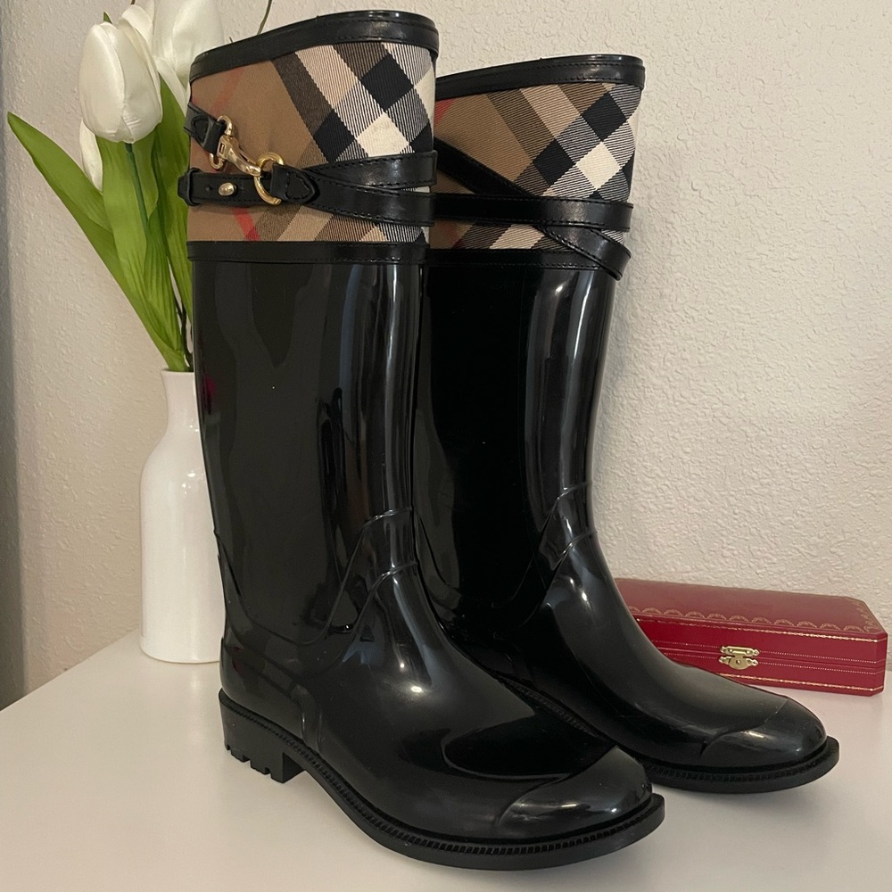 Burberry rain boots - Picture 2 of 5